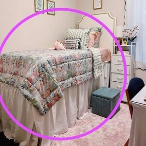 Dorm bedding like new Laura Park